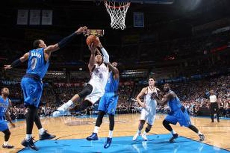 Pebasket Oklahoma City Thunder, Russell Westbrook (0) berjuang untuk memasukkan bola di tengah kepungan para pemain Dallas Macericks, pada lanjutan kompetisi NBA di Chesapeake Energy Arena, Oklahoma City, Rabu (6/11/2013).