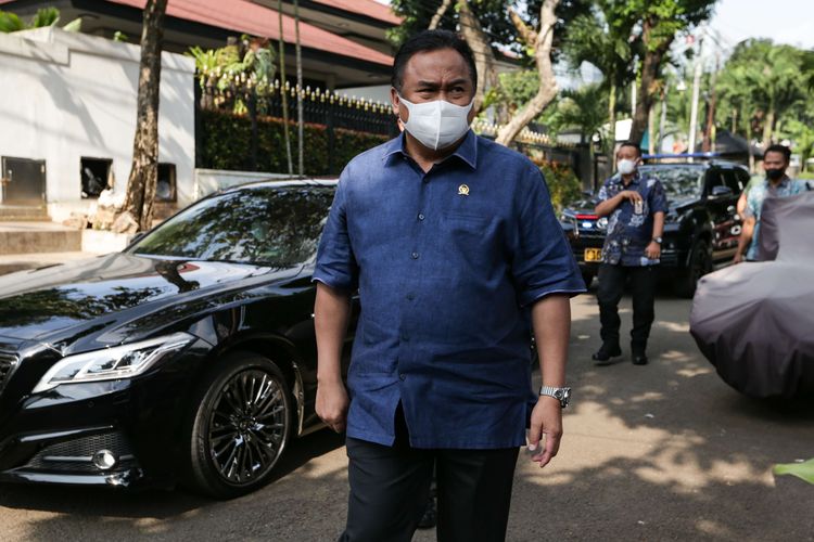 Wakil Ketua Dewan Perwakilan Rakyat (DPR) Rachmat Gobel melayat ke rumah duka Menteri Pendayagunaan Aparatur Negara dan Reformasi Birokrasi (Menpan-RB) Tjahjo Kumolo di Widya Chandra, Jakarta, Jumat (1/7/2022). Tjahjo Kumolo meninggal setelah dirawat di Rumah Sakit Abdi Waluyo, Jakarta Pusat, selama hampir dua pekan.