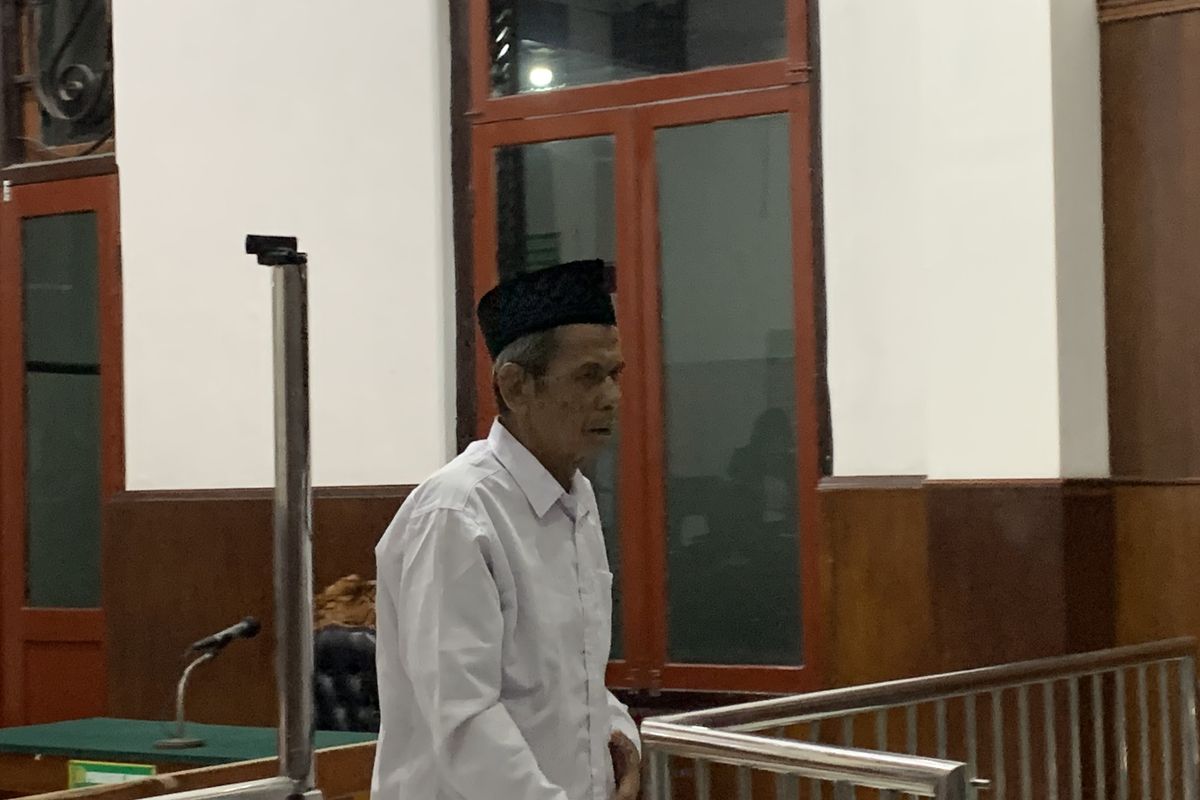 Terdakwa Suripto (59) saat mengikuti sidang di Ruang Sari 2 Pengadilan Negeri Surabaya, Senin (6/4/2026)