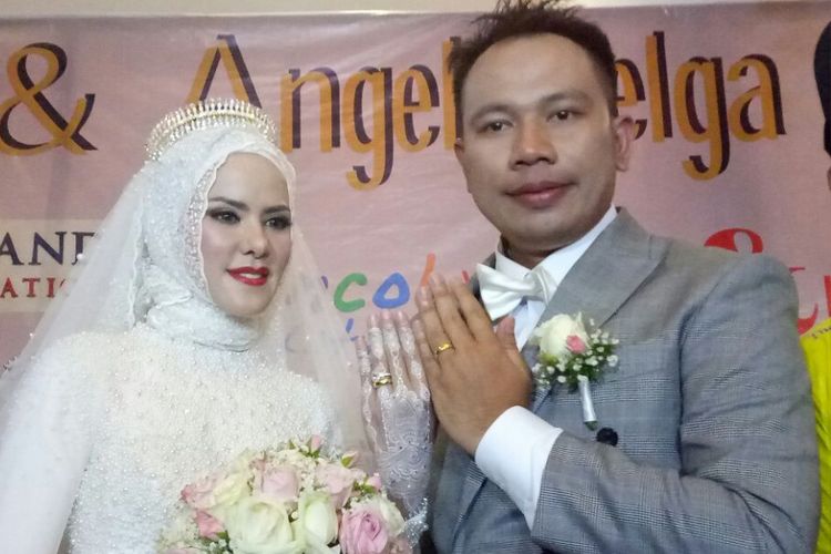 Vicky Prasetyo dan Angel Lelga berpose saat ditemui dalam resepsi pernikahan mereka di Ancol Beach City, Jakarta Utara, Sabtu (10/2/2018).