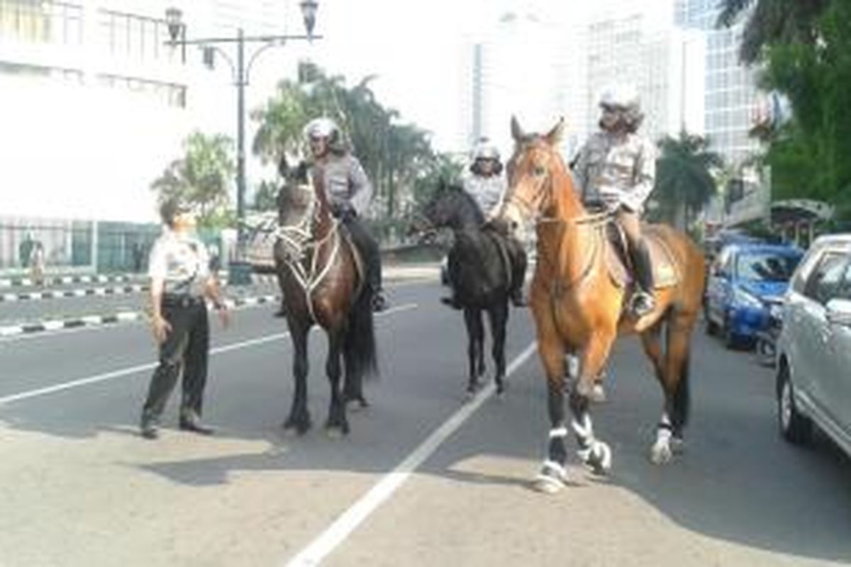 Pengamanan di sekitar gedung Komisi Pemilihan Umum (KPU), Jalan Imam Bonjol, Jakarta Pusat, juga melibatkan enam kuda polisi, Selasa (22/7/2014).