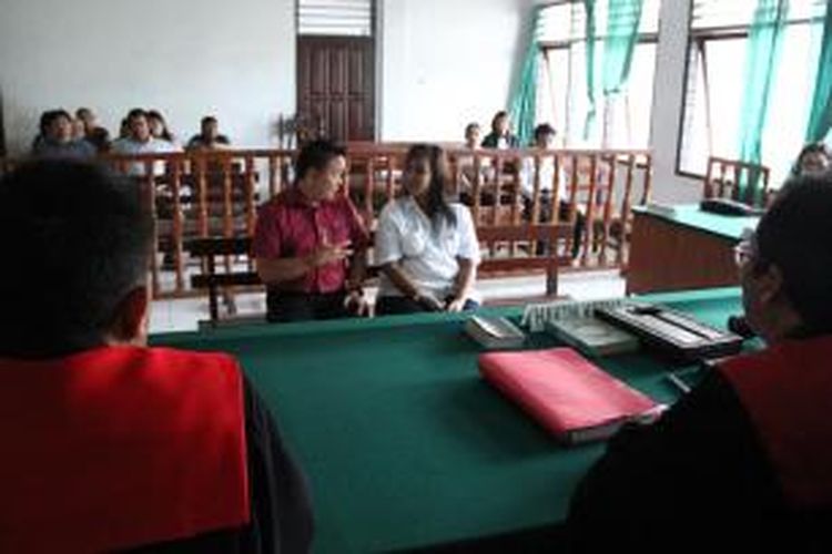 Terdakwa, Sukrita Thiemek alias Peng (berbaju putih), warga Thailand sedang menjalani sidang putusan kasus Narkoba di Pengadilan Negeri Manado.
