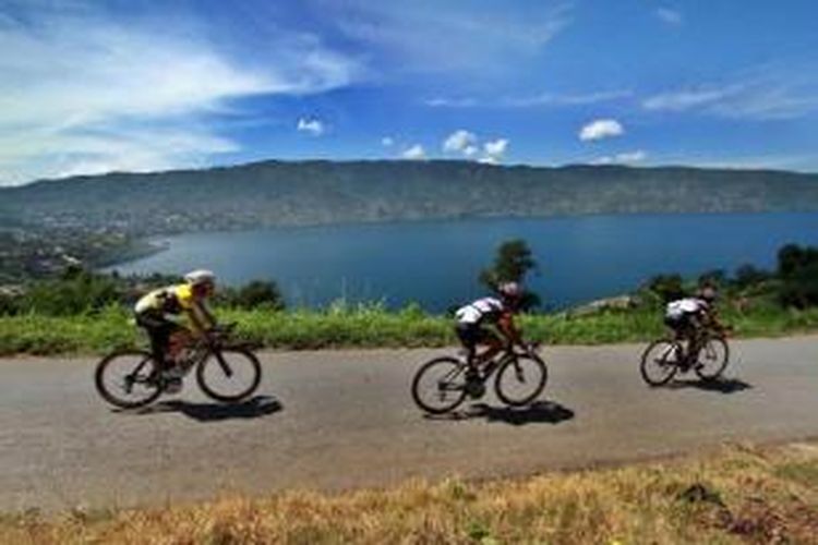 Pebalap sepeda Tour de Singkarak 2013 memacu sepedanya melewati Danau Kembar, Solok, Sumatera Barat, Kamis (6/6/2013). Etape 5 balap sepeda Tour de Singkarak 2013 Sawahlunto - Muara Labuh menempuh jarak 138,5 km dengan juara 1 Amir Kolahdozhagh dari tim TPT.