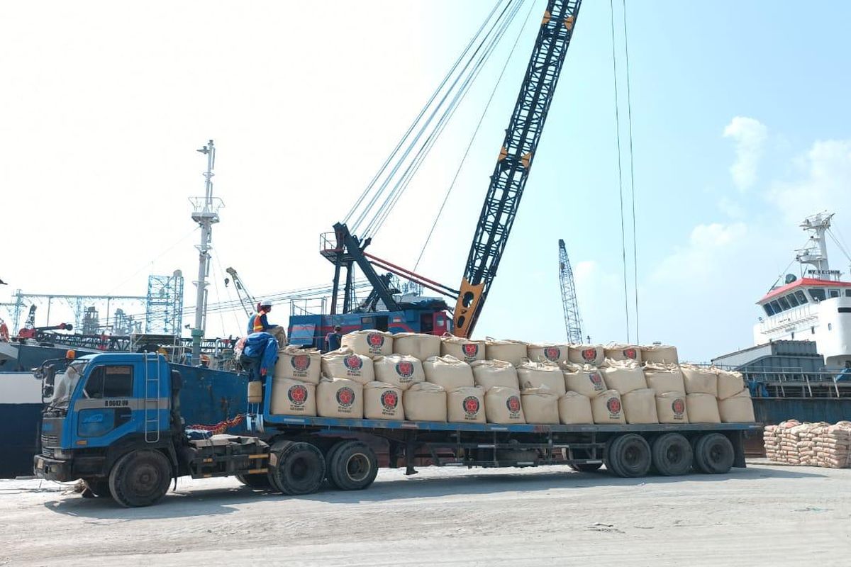 MPXL Angkut 2.300 Ton Semen untuk Proyek Smelter Amman Mineral