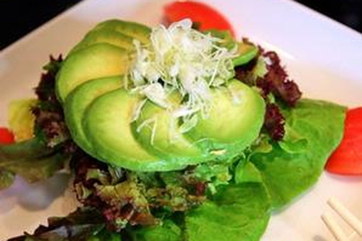 Tambahkan alpukat dalam salad.