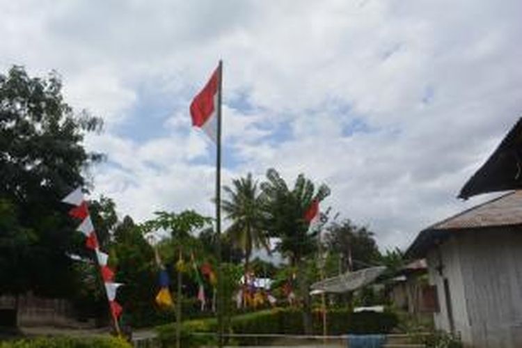 Warga masyarakat di Kecamatan Kota Komba, Kabupaten Manggarai Timur kibarkan bendera merah putih di halaman rumah mereka bersama dengan umbul-umbul berwarna merah putih, Sabtu (16/82014). (Kompas.com/Markus Makur)