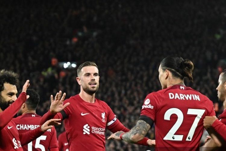 Liverpool merayakan gol bunuh diri kedua yang dicetak oleh bek Leicester City asal Belgia Wout Faes dalam pertandingan pekan ke-18 Liga Inggris 2022-23. Laga Liverpool vs Leicester diselenggarakan di Stadion Anfield pada Sabtu (30/12/2022) dini hari WIB. Artikel ini berisi prediksi skor dan line up Wolves vs Liverpool. (Foto oleh Oli SCARFF / AFP).