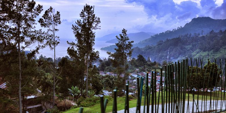 Pemandangan Danau Toba dari Hotel Niagara Parapat, Kabupaten Simalungun, Sumatera Utara, Jumat (23/3/2018).