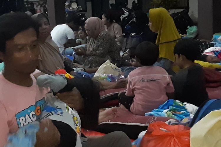 Kondisi pengungsian di Balai Desa Jarit membludak, Sabtu (8/7/2023)