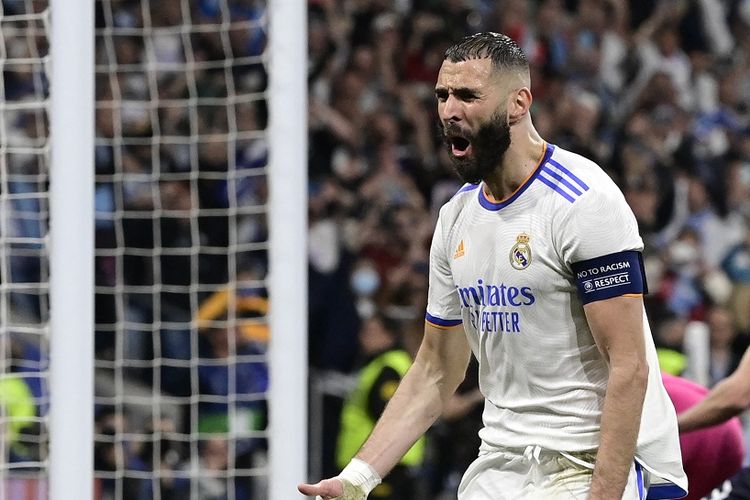 Penyerang Real Madrid Karim Benzema merayakan gol penentu kemenangan ke gawang Manchester City pada leg kedua semifinal Liga Champions 2021-2022 di Stadion Santiago Bernabey, Madrid, Spanyol, Kamis (5/5/2022) dini hari WIB. Karim Benzema menjadi kandidat terkuat untuk memenangi Ballon d'Or 2022. 