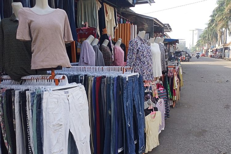 Pasa Cimol Gede Bage Kota Bandung, ditutup sementara oleh para pedagang akibat adanya larangan berjualan pakaian bekas impor oleh pemerintah pusat