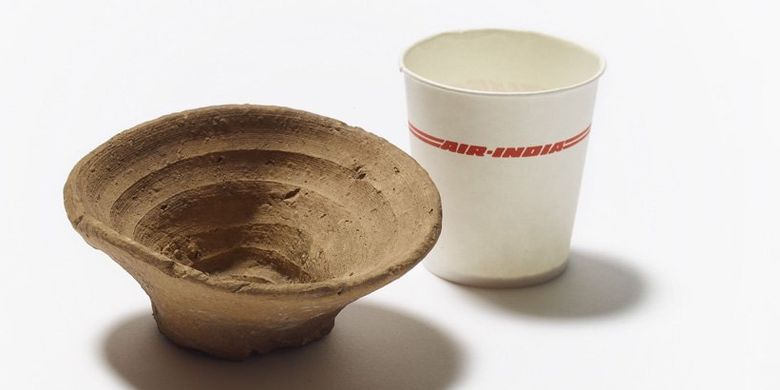 Gelas sekali pakai yang digunakan orang dari perdaban Minoa 3500 tahun lalu (kiri).