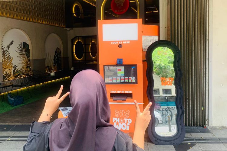 Seorang pengunjung Tunjungan melakukan photoboth disalah satu yang banyak di sepanjang ditrotoar kawasan wisata di Surabaya, Jawa Timur, Kamis (09/04/2026) sore. 