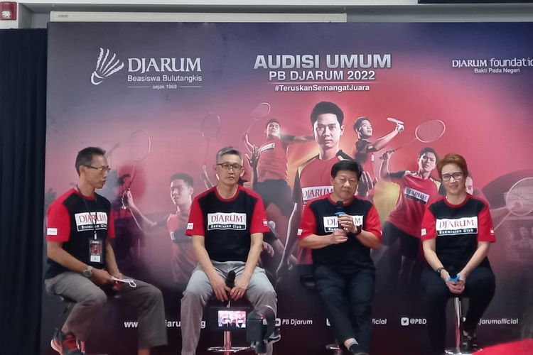 Program Director Bakti Olahraga Djarum Foundation yang juga Ketua Umum PB Djarum Yoppy Rosimin (dua dari kanan) saat jumpa pers menjelang perhelatan Audisi Umum PB Djarum 2022 di  GOR Djarum, Jati, Kudus, Selasa (18/10/2022).