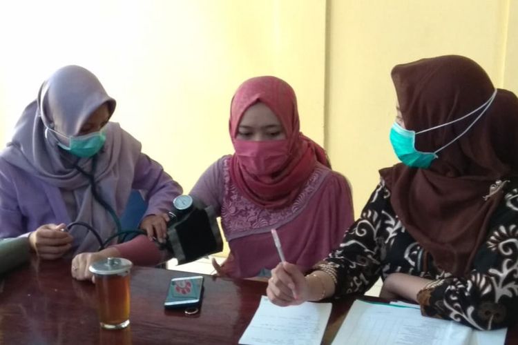 Mahasiswa asal Lamongan yang baru saja kembali dari China, saat menjalani pemeriksaan kesehatan di kantor Badan Kesbangpol Lamongan, Selasa (4/2/2020).