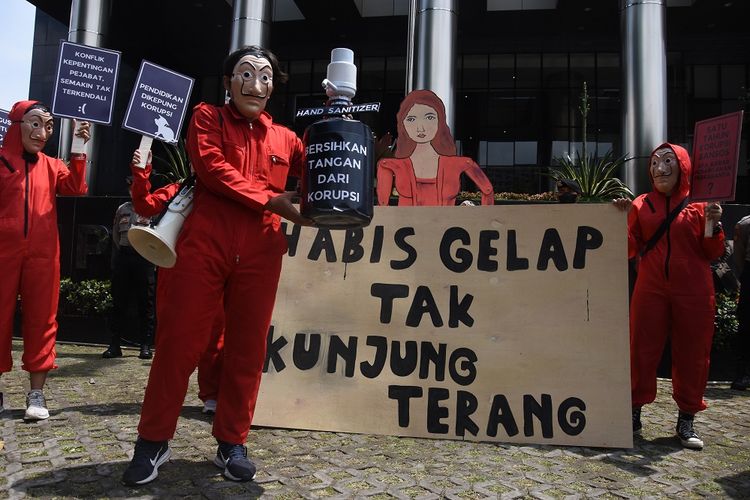 Pegiat antikorupsi dari ICW dan Gerakan #Bersihkan Indonesia melakukan aksi teaterikal Habis Gelap Tak Kunjung Terang: Runtuhnya Pemberantasan Korupsi di depan Gedung Merah Putih KPK, Jakarta, Rabu (8/12/2021). Aksi yang dilakukan dalam rangka memperingati Hari Antikorupsi Sedunia itu menyoroti kemunduran pemberantasan korupsi pasca revisi UU KPK. ANTARA FOTO/Indrianto Eko Suwarso/YU