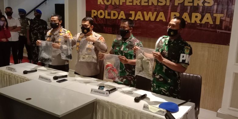 Kapolresta Bandung Kombes Hendra Kurniawan, Kabidhumas Jabar, Kombes Erdi A Chaniago, Kapendam III Siliwangi Kolonel Arie Tri Hedhiyanto, dan Danpomdam III Siliwangi dalam acara preskon di Mapolda Jabar, terkait dua remaja yang ditabrak di Wilayah Nagreg dan dibuang pelaku tiga orang anggota TNI-AD.