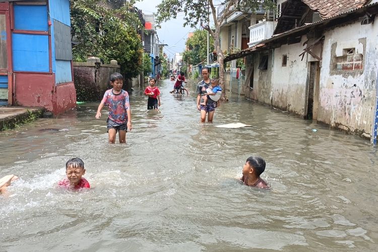 Sejumlah warga di Kampung Bojongasih, Desa Dayeuhkolot, Kecamatan Dayeuhkolot, Kabupaten Bandung, Jawa Barat, menggunakan perahu untuk beraktivitas lantarab wilayah itu terendam sungai Citarum, Rabu (26/2/2025)