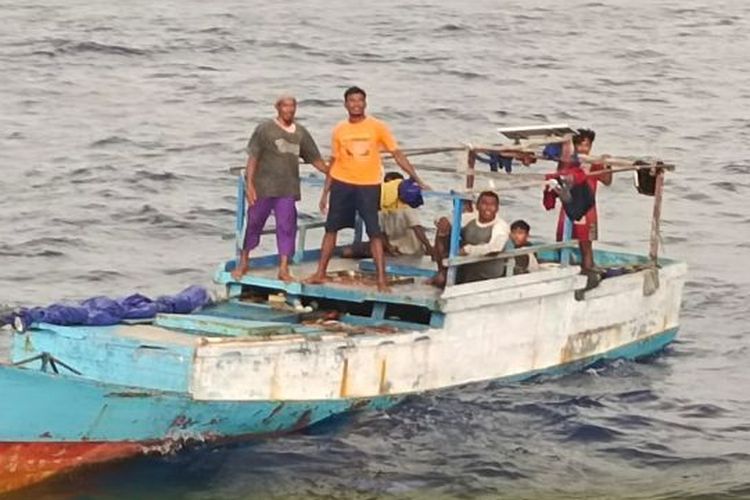 Tim SAR dari Kantor Pencarian dan Pertolongan Kelas A Kupang, Provinsi Nusa Tenggara Timur (NTT), mengevakuasi tujuh nelayan asal Kabupaten Rote Ndao yang mesin kapalnya bermasalah di wilayah perairan sekitar perbatasan laut Indonesia-Australia.