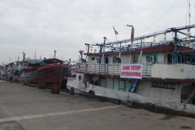 Aktivitas bongkar muat ikan di Pelabuhan Muara Baru, Jakarta Utara terhenti. Hal itu dilakukan sebagai bentuk protes pelaku usaha atas kebijakan Perum Perindo yang menaikkan harga sewa lahan, Rabu (12/10/2016)