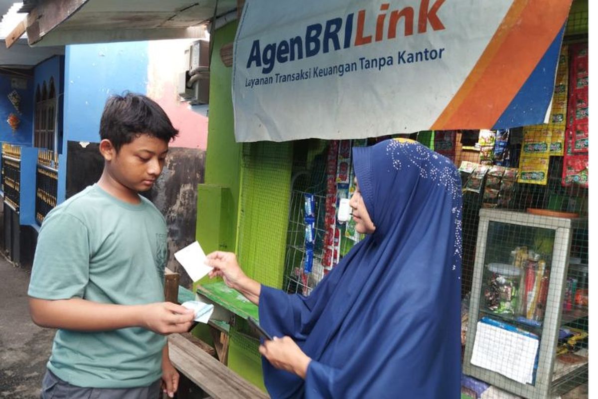 Salah satu AgenBRILink BRI, Nila, tengah melayani nasabah. 