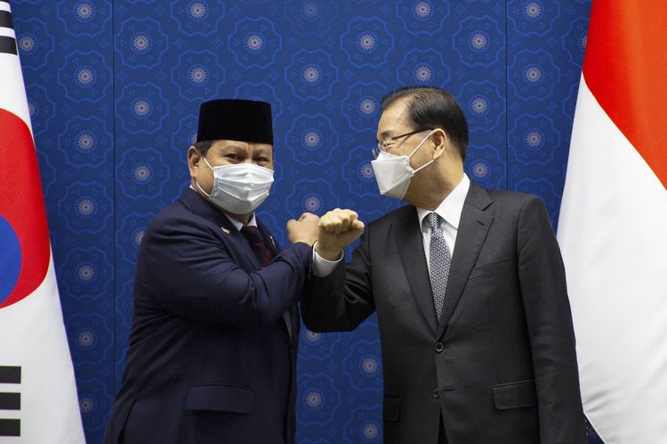 Menteri Pertahanan Indonesia Prabowo Subianto (kiri) bersalaman secara adu siku dengan Menteri Luar Negeri Korea Selatan Chung Eui-yong di Seoul, pada 9 April 2021.