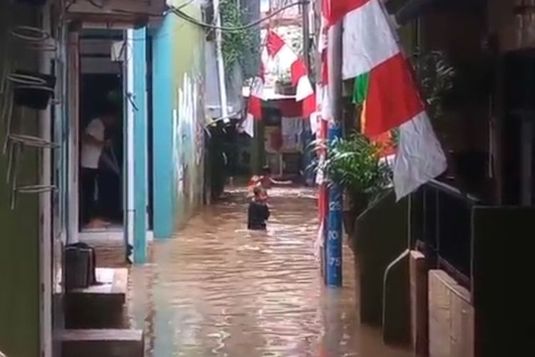 Permukiman RW 004 dan 005 Kelurahan Kampung Melayu, atau biasa disebut kawasan Kebon Pala, Jatinegara, Jakarta Timur, terendam banjir lagi, Senin (21/8/2022) pagi.