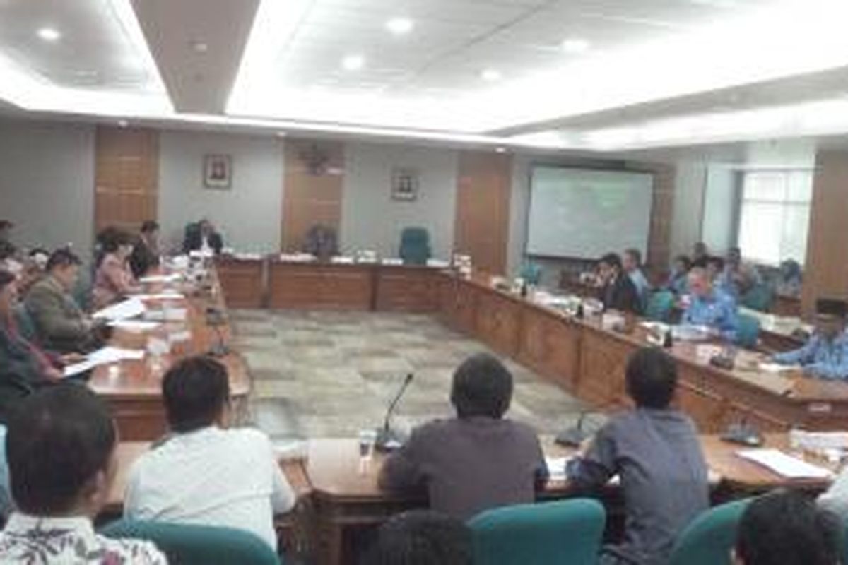 Rapat dengar pendapat di Gedung DPRD DKI Jakarta, Selasa (10/11/2015). Rapat bermaterikan tentang Peraturan Gubernur yang baru tentang Pengendalian Pelaksanaan Penyampaian Pendapat di Muka Umum pada Ruang Terbuka. Keberadaan Pergub dengan Nomor 232 ini secara resmi menggantikan Pergub 228 dengan tema yang sama yang menuai banyak penolakan.