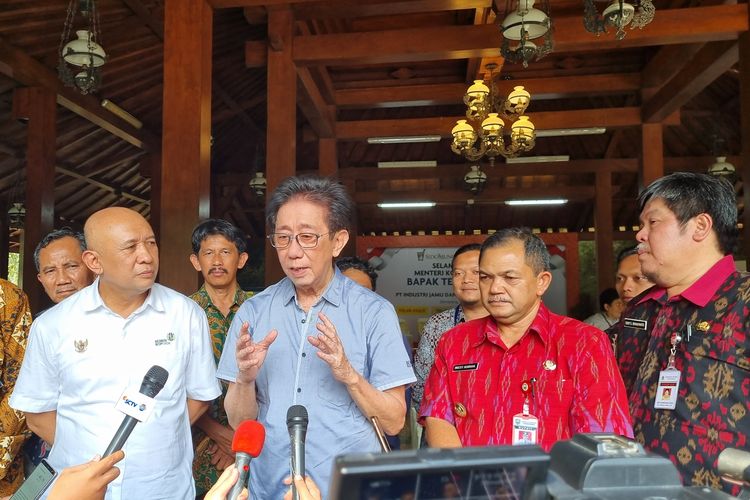 Menteri Koperasi dan UKM, Teten Masduki didampingi Direktur Sido Muncul Irwan Hidayat berkunjung ke Pabrik Sido Muncul di Bergas, Kabupaten Semarang pada Selasa (8/8/2023).
