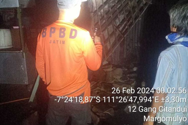 Ttanah longsor di Desa Dungprau, Kecamatan Ngawi membuat atap rumah milik Heri Suseno roboh tertimpa material longsoran.