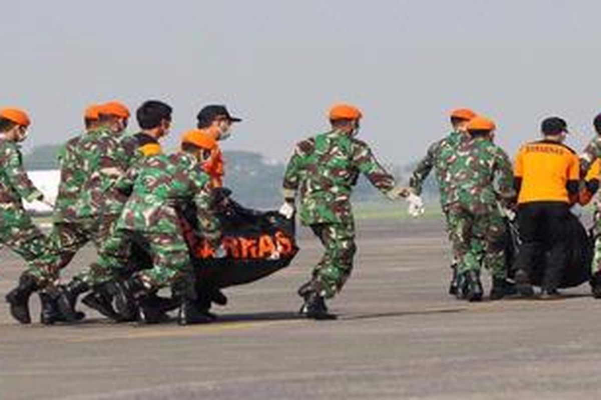 Prajurit TNI AU dan anggota tim SAR membawa kantung jenazah menuju ambulan di Bandara Halim Perdanakusuma, Jakarta, Sabtu (12/5/2012). Jenazah dibawa dari helipad Pasir Pogor, Cijeruk, Kabupaten Bogor ke RS Polri melalui Bandara Halim Perdanakusuma untuk kebutuhan identifikasi.  