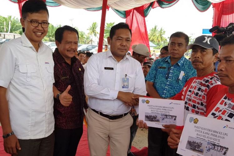 PT Pertamina (Persero) MOR I membagikan 169 paket perdana Elpiji untuk kapal perikanan nelayan kecil di Kabupaten Labuhanbatu, Sumatera Utara, Kamis (2/11/2017).
