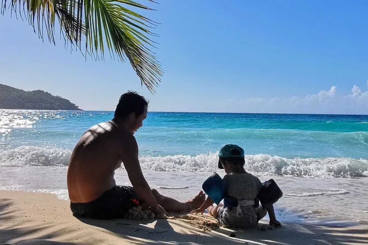 Rex Yang (kanan) dan keponakannya George menikmati keindahan pantai di pulau La Digue.