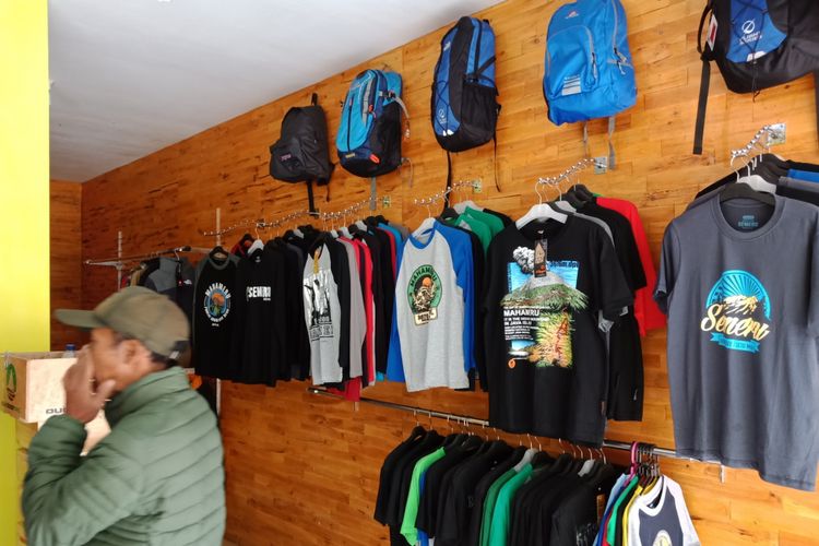 Berbagai souvenir dan keperluan mendaki gunung yang bisa Anda beli dan lengkapi di kios-kios sekitar posko Taman Nasional Bromo Tengger Semeru, pendakian Gunung Semeru, Sabtu (7/4/2018).