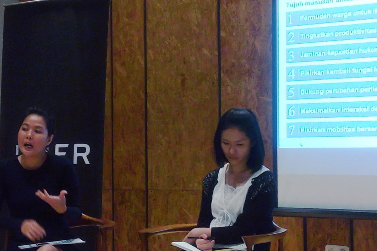 Rosabelle Sibarani mewakili Uber Indonesia dan Senior Public Policy Associate Uber Joana Octavia saat bertemu wartawan di Medan, Rabu (7/6/2017)