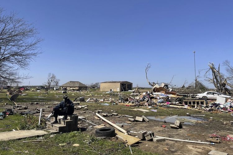 Puing-puing berserakan di area luas pada Sabtu (25/3/2023), di Silver City, Mississippi, AS. Pejabat darurat di Mississippi mengatakan beberapa orang tewas akibat tornado yang menyapu Mississippi pada Jumat (24/3/2023) malam.