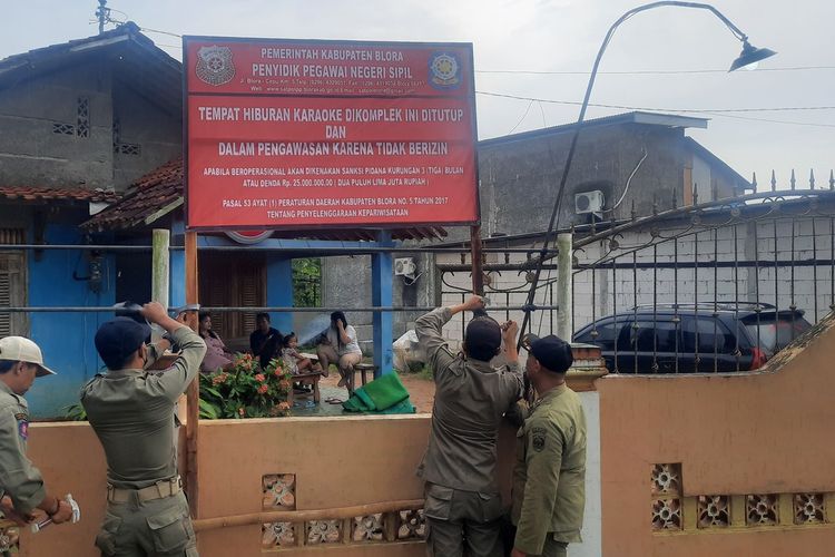 Petugas gabungan menutup kompleks cafe dan karaoke Cumpleng Indah di Desa Todanan, Kecamatan Todanan, Kabupaten Blora, Jawa Tengah, Kamis (6/10/2022)