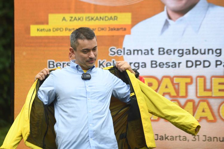 Politikus Rian Ernest disematkan jaket oleh Ketua DPD Partai Golkar DKI Jakarta Ahmed Zaki Iskandar saat diperkanalkan menjadi kader Partai Golkar di Kantor DPD Golkar, Jakarta, Selasa (31/1/2023). Mantan politisi Partai Solidaritas Indonesia (PSI) Rian Ernest bergabung dengan Partai Golkar menjadi Kepala Biro Pemuda DPD Partai Golkar DKI Jakarta.