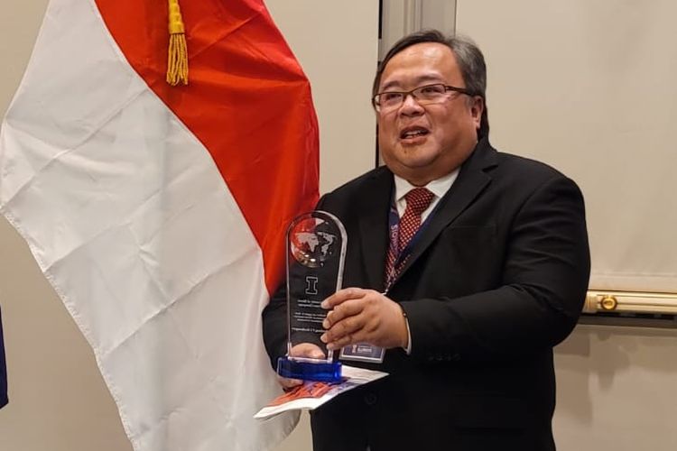Mantan Menristek/Kepala Badan Riset dan Inovasi Nasional (BRIN) RI, Prof Bambang Brodjonegoro, pada Selasa (18/10/2022) menerima penghargaan dari UIUC AS.
