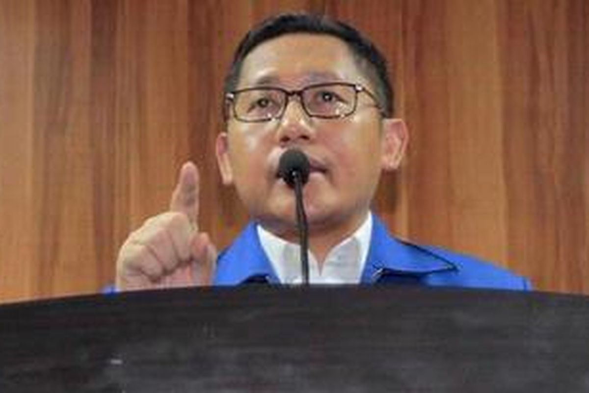 Anas Urbaningrum menyatakan pengunduran dirinya sebgai Ketua Umum Partai Demokrat, di Kantor DPP Partai Demokrat di Jakarta, Sabtu (23/2/2013). Anas mengundurkan diri sehari setelah Komisi Pemberantasan Korupsi menyatakan sebagai tersangka dalam kasus dugaan suap proyek pembangunan pusat olah raga Hambalang, Bogor.  