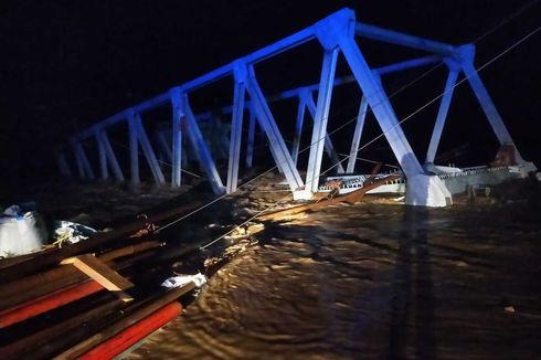 Sebuah Jembatan di Empat Lawang Roboh Diterjang Banjir