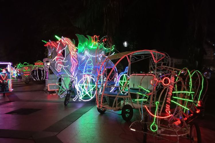 Becak warna-warni di Simpang Lima Semarang
