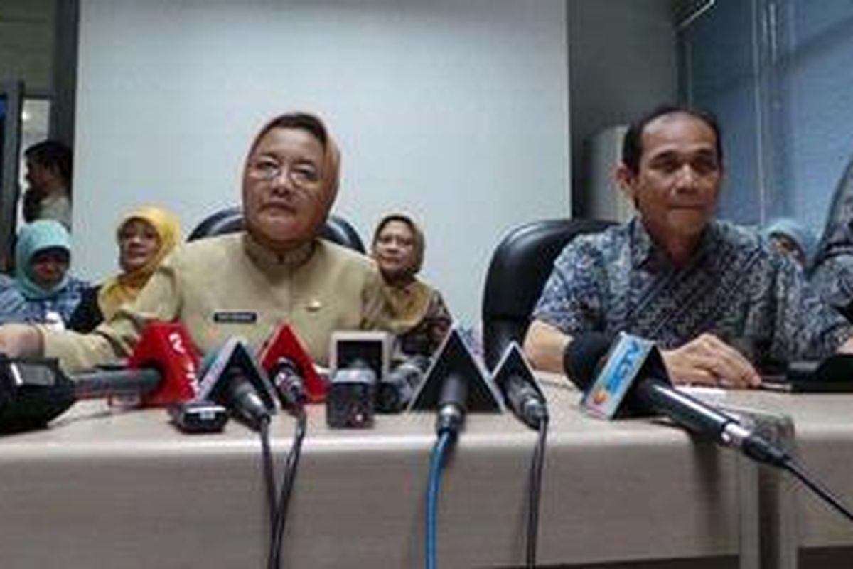 Kepala Dinas Kesehatan Provinsi DKI Jakarta Dien Emawati memberikan keterangan pers rerkait kasus bayi Dera Nur Anggraini di Jakarta, Selasa (19/2/2013)