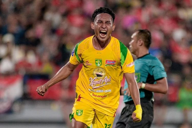 Selebrasi pemain Persebaya Surabaya Alfan Suaib usai menjebol gawang Bali United pada laga pekan ke-20 Super League 2025-2026 yang berakhir dengan skor 3-1 di Stadion Kapten I Wayan Dipta Gianyar, Sabtu (7/2/2026) malam.