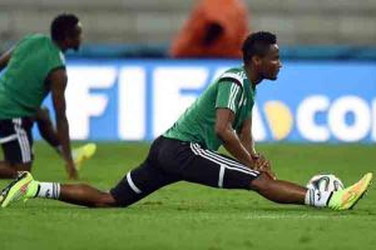 Gelandang Nigeria, John Obi Mikel, melakukan pemanasan dalam sesi latihan tim di Baixada Arena di Curitiba pada 15 Juni 2014.