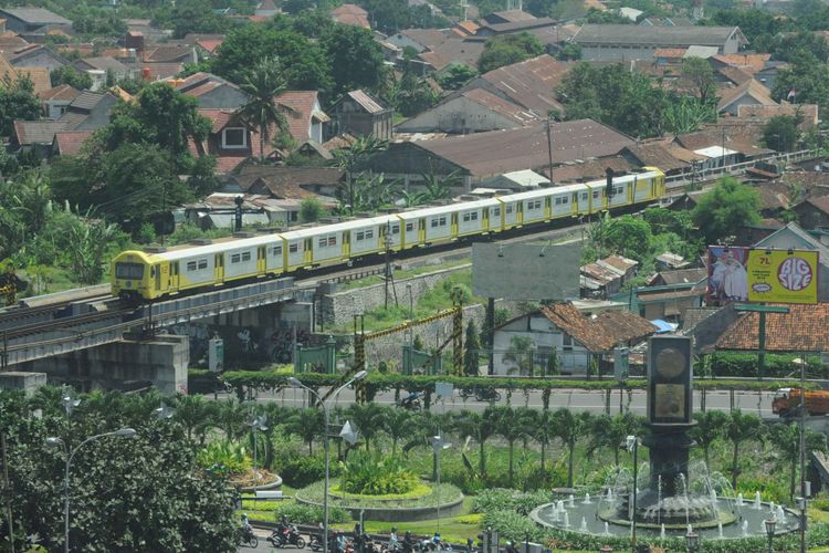 Kereta api Prambanan Ekspres (Prameks) melintas di atas Jembatan Kewek Yogyakarta. 