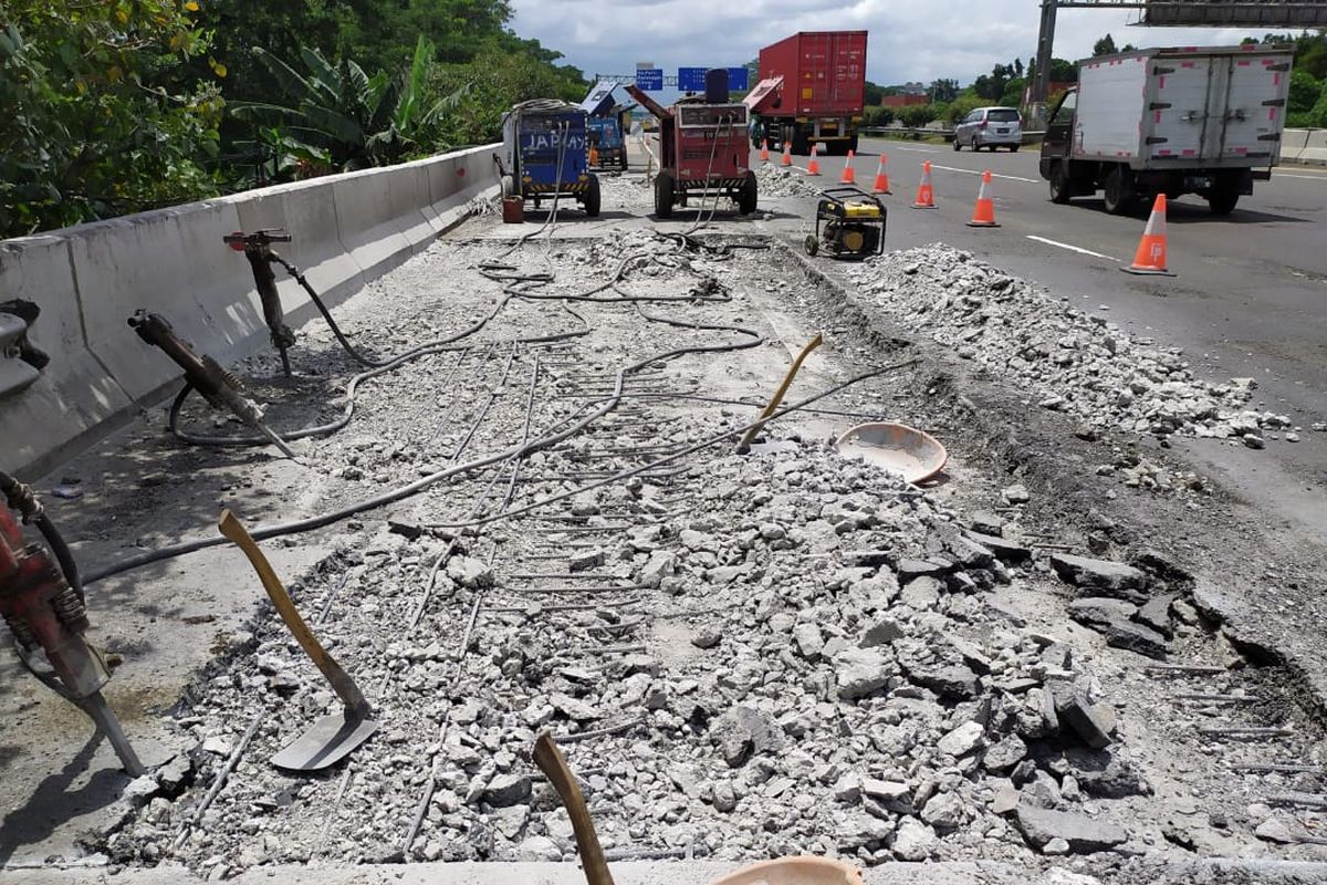 Pengerjaan jembatan di Tol Jagorawi