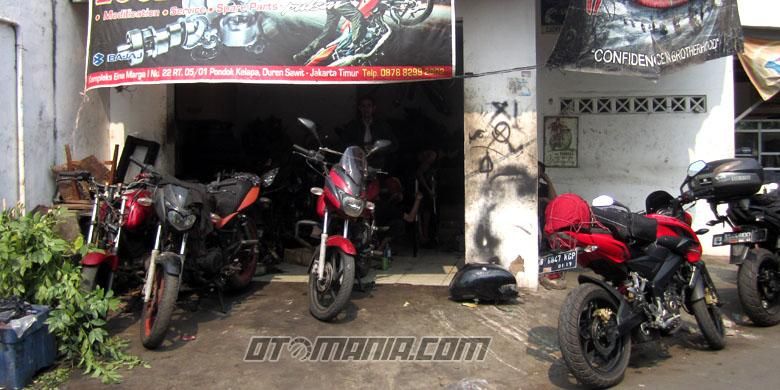 Bengkel spesialis Bajaj Pulsar yang berlokasi di Jalan Pondok Kelapa.