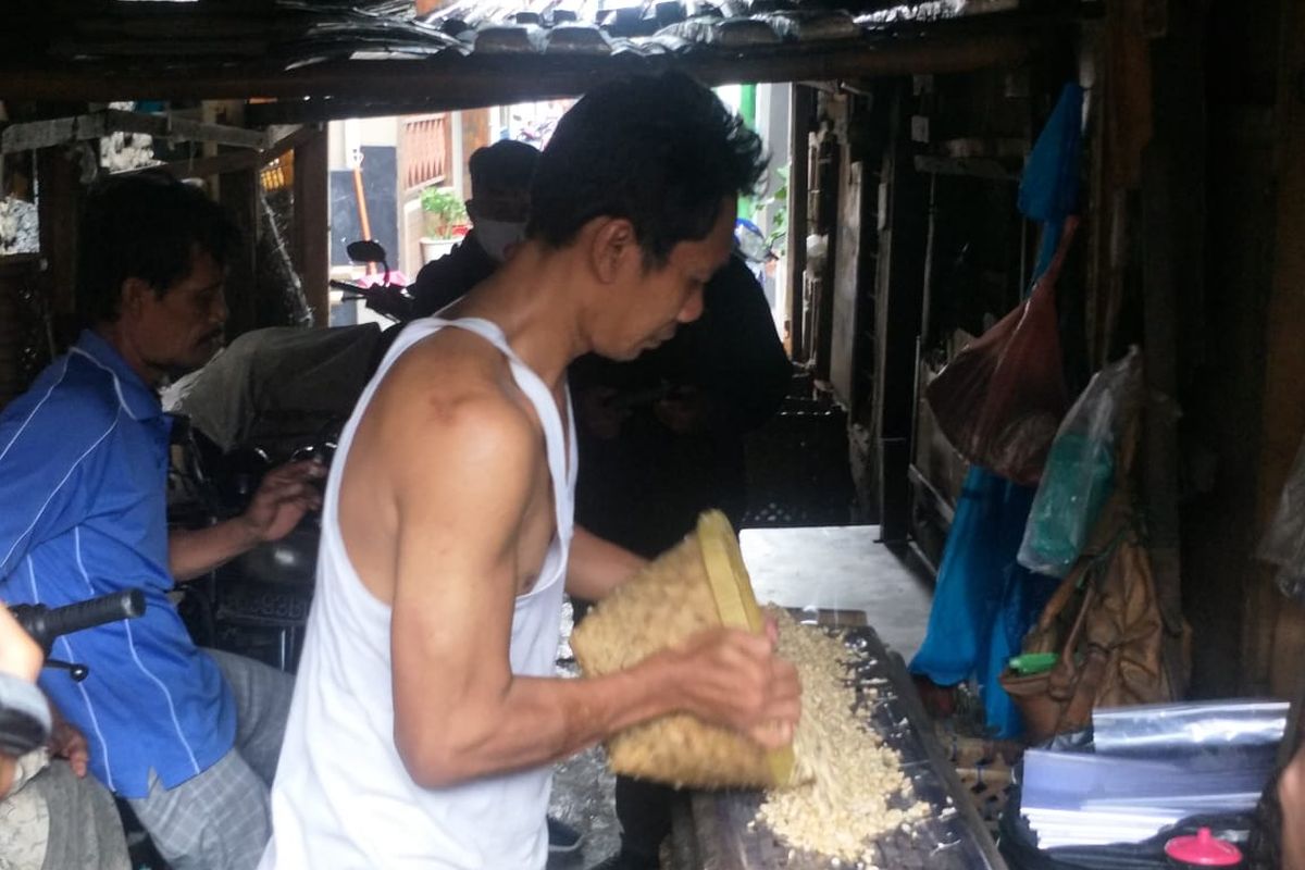 Sunoto, produsen tempe di Kampung Tempe, Sunter, Jakarta Utara, saat memproduksi tempe pada Senin (4/1/2021).