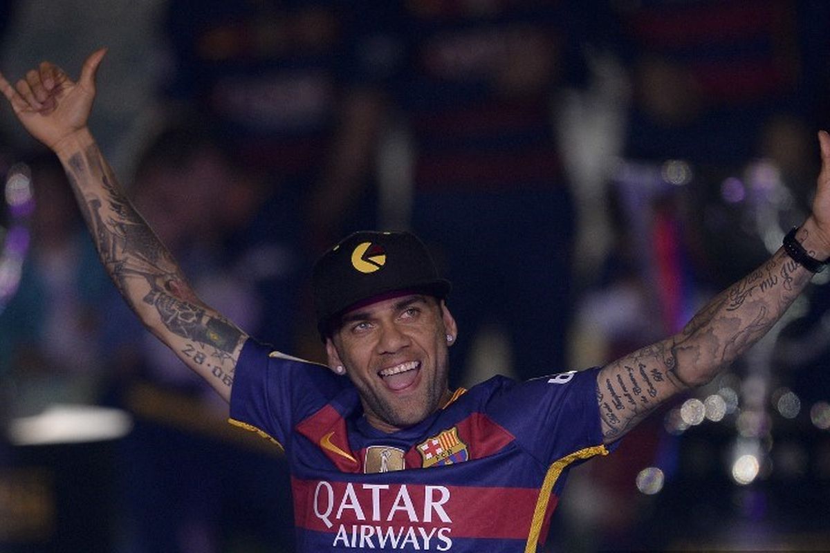 Bek Barcelona asal Brasil, Dani Alves, mengakui kerumunan selama perayaan di stadion Camp Nou di Barcelona pada 23 Mei 2016 setelah pertandingan sepak bola final Spanyol Copa del Rey (Piala Raja) kemenangan 2-0 atas Sevilla FC kemarin juga menandai ke-28 klub Copa del Rey menang dan gelar Liga Spanyol ke-24.